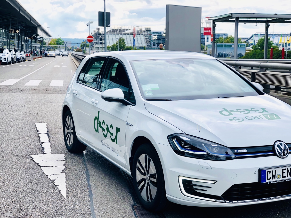 Auto von deer Carsharing steht vor dem Terminal