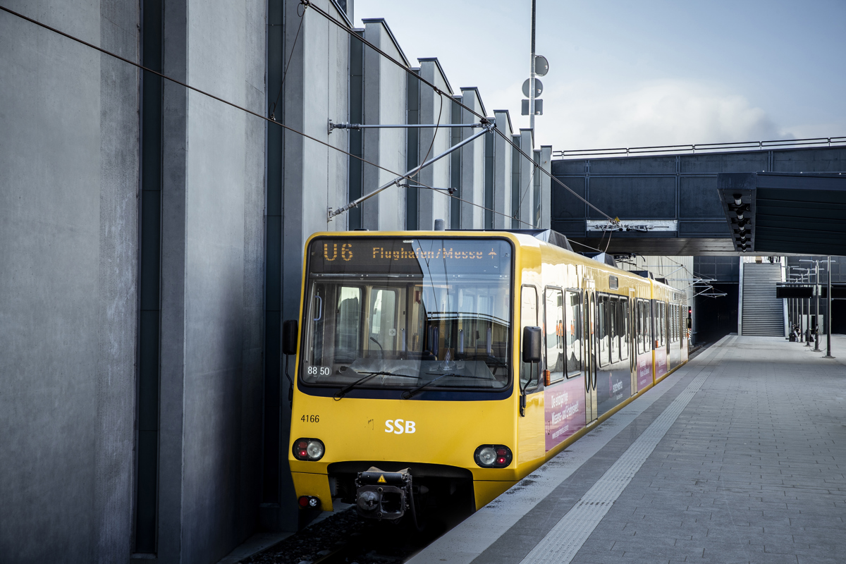 U-Bahn steht an der Haltestelle am Flughafen bereit