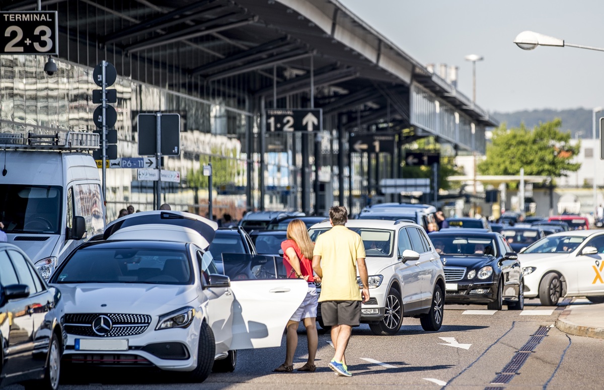 Autos parken vor dem Terminal beim Abflug