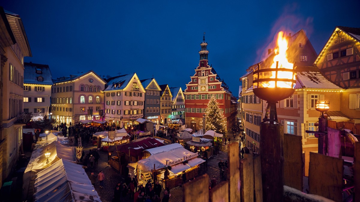 Weihnachtsmarkt Esslingen bei Nacht mit Beleuchtung